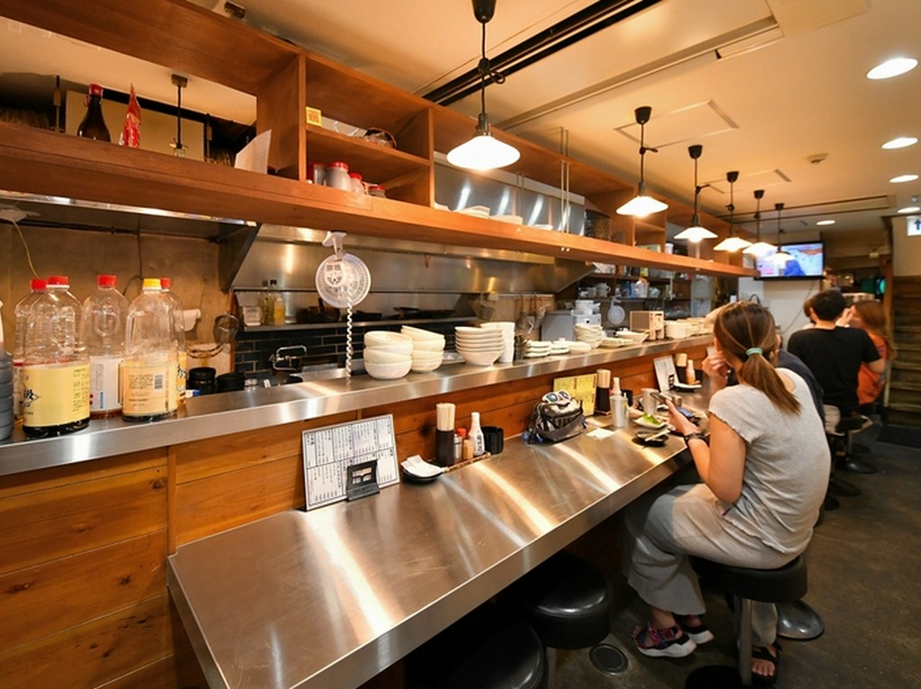 カウンター席もあるので、一人でもお気軽に入店できます。