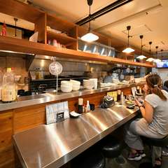 カウンター席もあるので、一人でもお気軽に入店できます。