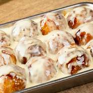 カリフワ！のたこ焼きに特製ソースをたっぷりかけてツヤツヤ仕上げ≪トッピング≫たっぷりネギ・ガーリック・チーズ・明太子（88円～）