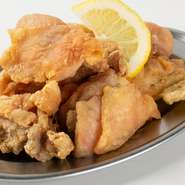 サクッとジューシーに仕上げた自慢の唐揚げはビールやハイボールとの相性抜群！