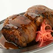 ボリューム満点肉巻きおにぎりは、男性がついついがっつきたくなるような〆ご飯です。