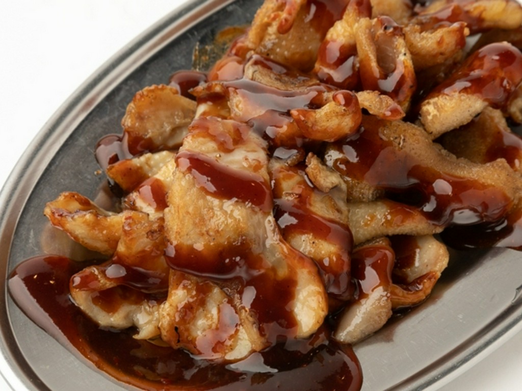 噛むほどに旨みが溢れるひね皮を甘辛いソースと一緒にどうぞ