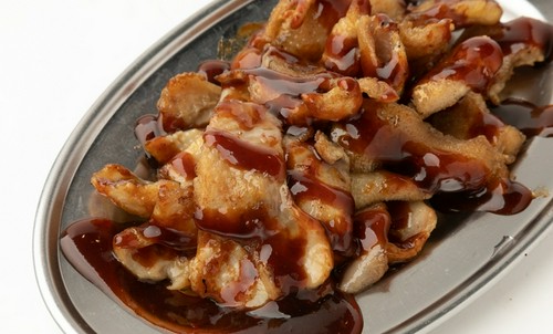 噛むほどに旨みが溢れるひね皮を甘辛いソースと一緒にどうぞ