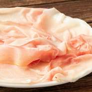 1階カウンター席前で専用の機械を使用し極限まで薄くスライスしております。程よい塩加減もクセになります。