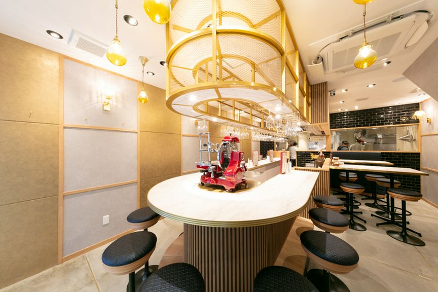 U字型のカウンターが特徴のカウンター席。