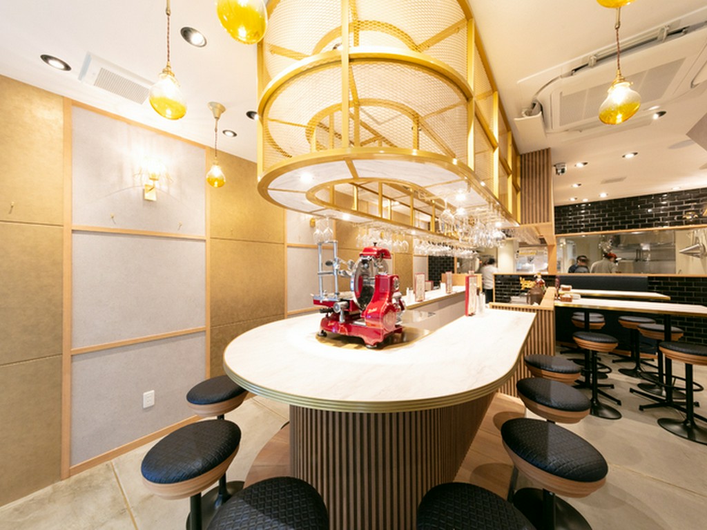 U字型のカウンターが特徴のカウンター席。