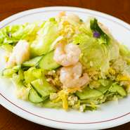 訪れたすべての人が「美味しい、楽しい」と思える料理をめざすのが【中華美食屋】。定番の激辛メニューだけでなく、小さなお子さまでも楽しめるマイルドな料理までバラエティ豊かなメニューが揃っています。