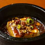熱々を石鍋で提供する『絶頂石焼麻婆豆腐』は、圧倒的人気No.1を誇る同店の看板メニュー。辛さの奥に深い旨みを感じさせるよう、日本人の舌に合わせてアレンジされた料理長こだわりの一品です。