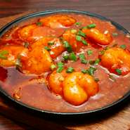 高級中華の味わいをリーズナブルに提供する同店の自信作が『特製四川風鉄板海老のチリソース』。ぷりっぷりの海老を、ピリ辛かつほのかな甘みのバランスが取れた絶品チリソースで本格的に仕上げました。