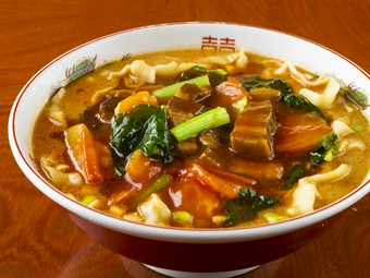 匠の技が光る一級品『牛肉、トマト、野菜入り刀削麺』