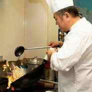 誰もが知る定番の中国料理こそ、オリジナル性を追求。人気の四川料理では本場の辛さを求める人だけでなく“辛いものが苦手”という人でも楽しめるよう、4段階の辛さのレベルを用意。多くのニーズに応えています。