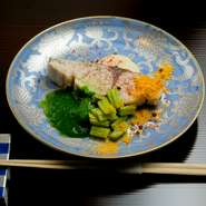 和食をベースにフレンチの要素を織り込んだ、素材重視の創作料理のコースを提供する【N -novel-】。季節の食材を活かした、その日ならではのコースを提案してくれます。