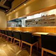 料理人の技を間近で眺めることができるカウンター席。お1人さまでも退屈させません。カウンター越しに繰り広げられる粋なやりとりもまた、こちらの席の特権です。