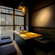 友人同士や大切な家族、ビジネスパートナーとの食事にも最適な半個室。落ち着いた雰囲気のなか、ゆったりと過ごせます。半個室の各テーブルには焼き台も設置されており、コースの終盤では焼肉を楽しめるとのこと。