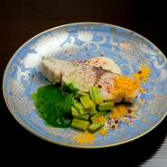 季節の魚を使った逸品。ときに、あまり流通しない希少な食材を取り入れることも。今日という1日だからこそ味わえる、コースを提供してくれます。