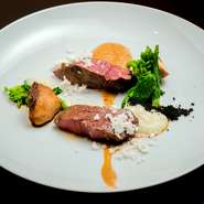 素材を尊重した料理を楽しめる【N -novel-】。季節によってさまざまな食材と出合える一方で、牛肉は「和王牛」のみにこだわっています。肉のスペシャリストより届けられる黒毛和牛は、強い旨みが特徴です。