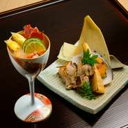 その季節を代表する野菜や魚。産地から直接届けられるものから、流通の少ない珍しい食材を取り入れることも。“走り・旬・名残”の要素から、その日ならではのコースを提供してくれます。