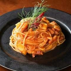 ベーコンのコクと香り、トマトの旨みをきかせた『白州ベーコン　アラビアータ』