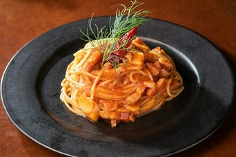 ベーコンのコクと香り、トマトの旨みをきかせた『白州ベーコン　アラビアータ』