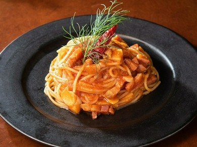 ベーコンのコクと香り、トマトの旨みをきかせた『白州ベーコン　アラビアータ』