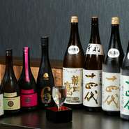 厳選した日本酒が仕入れられており、お酒を飲みきったら入れ替えるこだわりよう。『十四代』といった珍しいお酒や季節の日本酒なども用意されています。