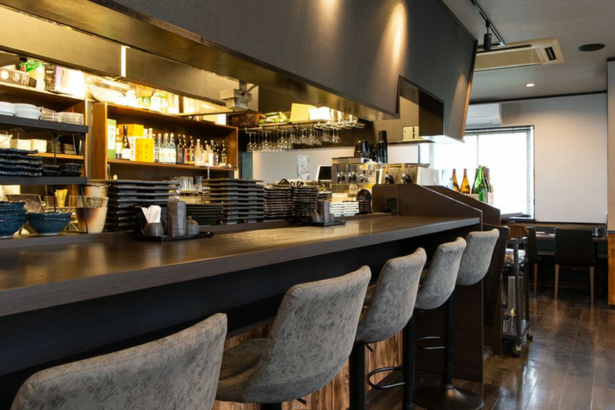 気軽に一人でも利用できる、オシャレなカウンター席