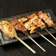 看板メニューの『串焼き』は、火の入りやすさなどを考慮し、丁寧に手刺し。脂身をしっかりはさんで串打ちし、備長炭で焼きあげてくれます。写真は左から『つくね』、『レバー』、『ねぎま』、『せせり』、『もも』。