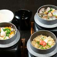 〆には、茨城県産のコシヒカリを使い、注文が入ってから炊いてくれる『釜飯』がオススメ。炊き立てのおいしさはひと味もふた味も違って格別です。写真は左から『鶏五目釜飯』『明太バター釜飯』『あさり釜飯』。