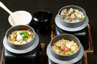 炊き立てでアツアツの『釜飯』