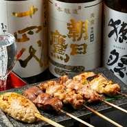 看板メニューの『串焼き』は、火の入りやすさなどを考慮し、丁寧に手刺し。脂身をしっかりはさんで串打ちし、備長炭で焼きあげてくれます。写真は左から『つくね』、『レバー』、『ねぎま』、『せせり』、『もも』。