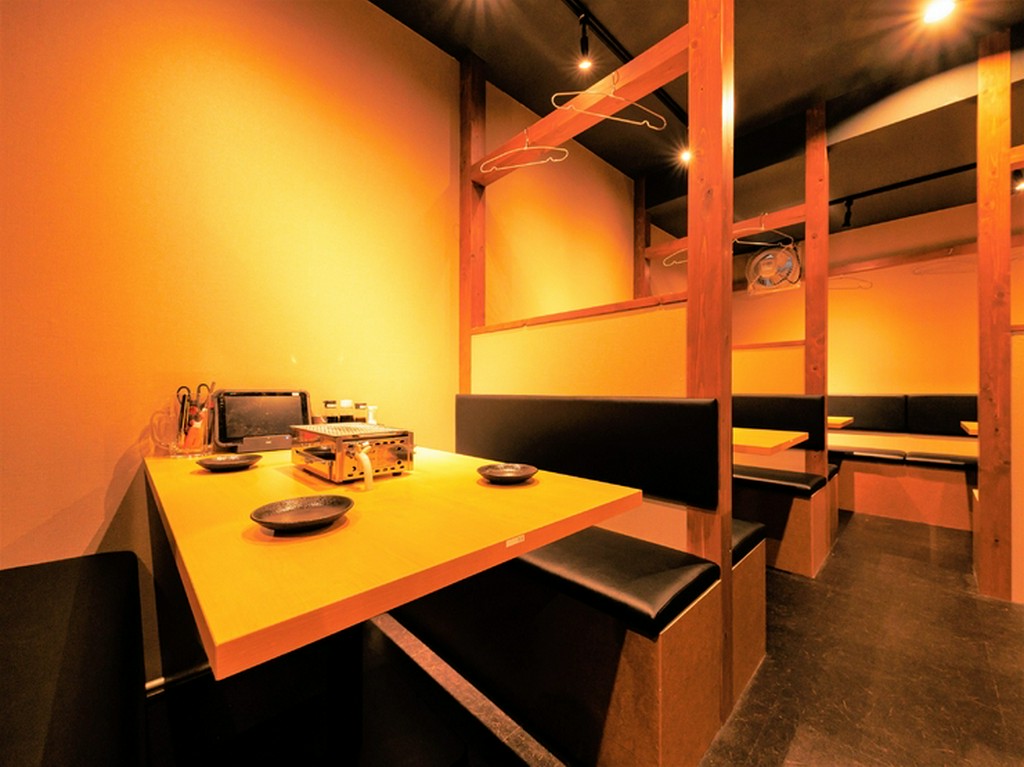 隣があまり気にならない、ベンチシートの席でゆっくりと　