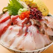 新鮮な魚介類が堪能できるのがお店の魅力！とは言っても、豚肉や鶏肉などの焼き物も用意され「お肉好き」の人も満足できるはず。また、和洋中、さまざまな料理をつくれる店主だからこその逸品メニューも大好評！
