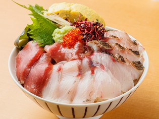 産地直送！本日の新鮮な魚介類でつくる『海鮮丼』