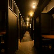 定番から流行りのメニューまで、バラエティ豊かな料理で出迎えてくれる居酒屋。コースでもアラカルトでも楽しめるのが魅力です。お祝いの日などには、メッセージプレートでサプライズの演出も可能。