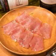 しっとりした食感に強い塩気、高級感漂う「生ハム」。ビールにもワインにも合います。