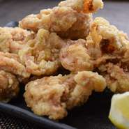 居酒屋定番の唐揚げも、もちろん手を抜きません。秘伝のタレに漬け込んだ当店の唐揚げは絶品。