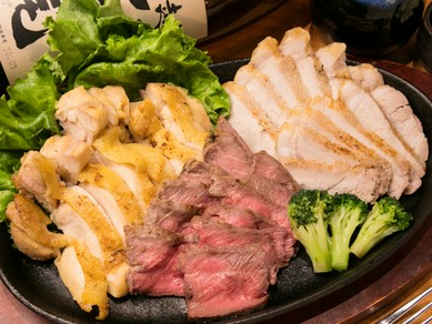 肉の魅力を最大限に活かした『贅沢3種盛り（牛・鶏・豚）2～3人前』