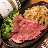 焼肉店などで見かけるハラミ、、、実はこれも内臓（モツ）肉の1つなのです。内臓系は一切ダメと言う人でもハラミなら食べられる人は多いです。内臓特有のクセがなく、程よいサシが食欲をそそります。