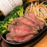 あっさりとした脂と濃厚な赤身の味が楽しめる人気部位。最も肉の味が良いと言われています。クセは無くとても上品な味わいです。赤身は肉本来の濃厚な味を楽しむことができ、オススメの部位です。