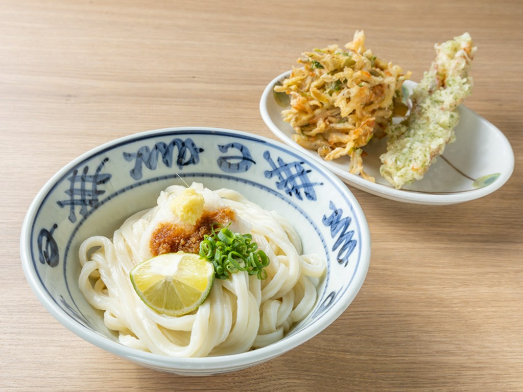 昼飲みもOK。天ぷらをつまみにリラックスしたひと時を