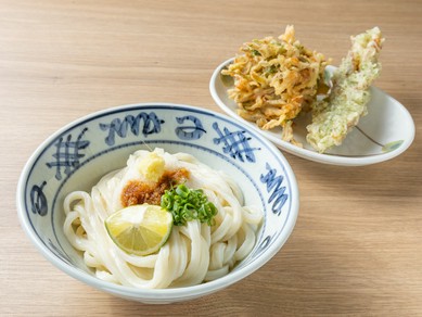 昼飲みもOK。天ぷらをつまみにリラックスしたひと時を
