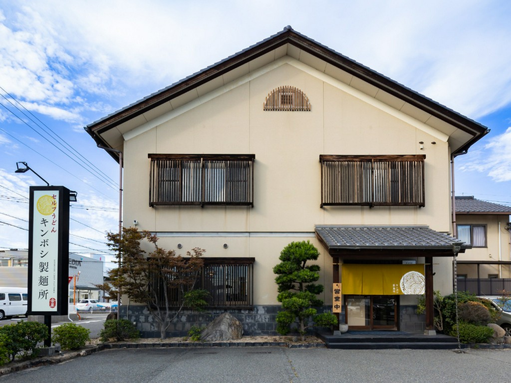 岡山市南区豊成、岡山バイパスの近くに店を構える