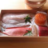 全国の漁港から届く鮮魚を使用し、その日ならではの味わいを大切にしています。大阪中央卸売市場へ足を運び、自ら厳選。季節の移ろいに注意を払い、魚の旬や鮮度を見極めながら、最適な状態で仕入れています。