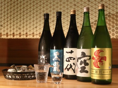 全国各地の酒蔵を訪ね歩き、シャリに寄り添う日本酒を厳選