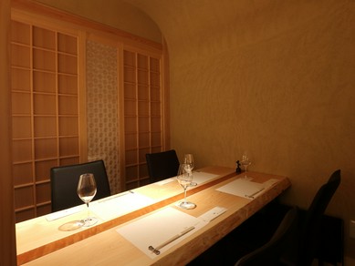 4名までの個室は、特別な集まりや親しい仲間との食事に最適