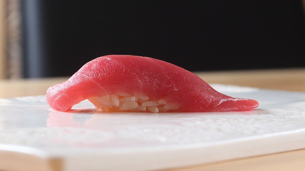 熟練の手仕事で握られた一貫に、産地と技術の確かさが静かに宿っている『本マグロ』
