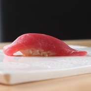 大阪中央卸売市場より仕入れた本マグロを丁寧に熟成することで、旨みがグッと引き出されています。季節や個体ごとの個性を見極めながら提供。余計な演出を控え、素材の輪郭を際立たせています。