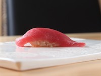 熟練の手仕事で握られた一貫に、産地と技術の確かさが静かに宿っている『本マグロ』