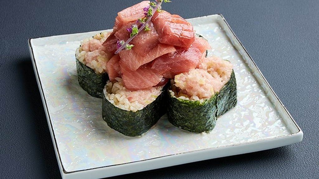 巻物の枠を超えて、目にも舌にも満足感を届けてくれる『マグロ乗せ　ネギトロたく巻き』