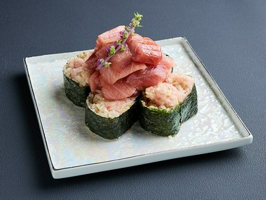 巻物の枠を超えて、目にも舌にも満足感を届けてくれる『マグロ乗せ　ネギトロたく巻き』